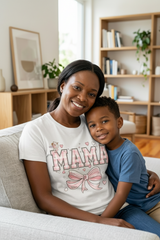 T-shirt "MAMA" Coquette Rose – Nœud & Cœurs · Cadeau Fête des Mères 🎀💕