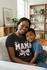 T-shirt "MAMA" Coquette Rose – Nœud & Cœurs · Cadeau Fête des Mères 🎀💕
